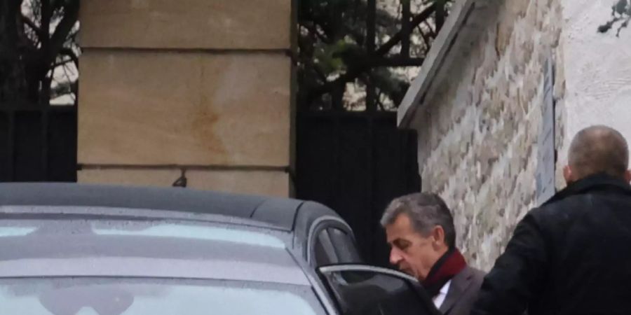 Nicolas Sarkozy, der ehemalige französische Präsident, steigt am Tag des Prozessbeginns gegen ihn in ein Fahrzeug.e Foto: Thomas Coex/AFP/dpa