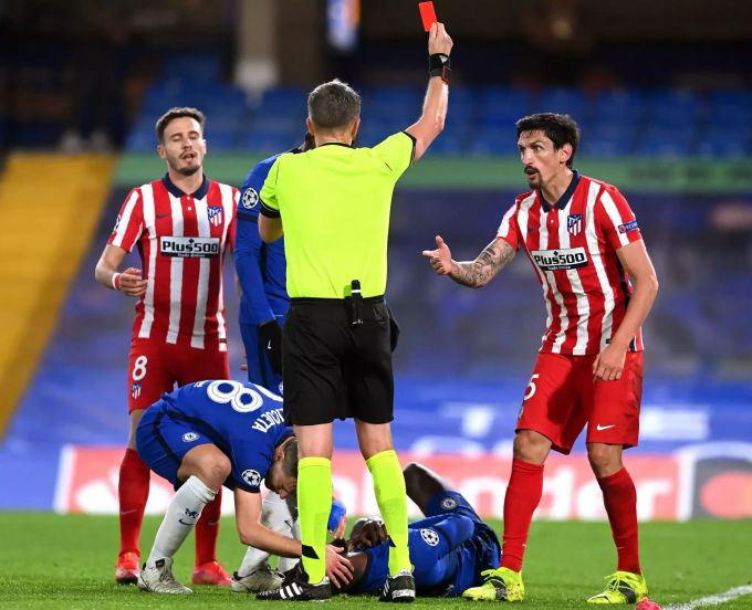 Schiedsrichter Daniele Orsato schickt Stefan Savic (Atletico Madrid) im CL-Achtelfinal gegen den FC Chelsea mit Rot vom Platz. FC Chelsea Atletico Madrid
