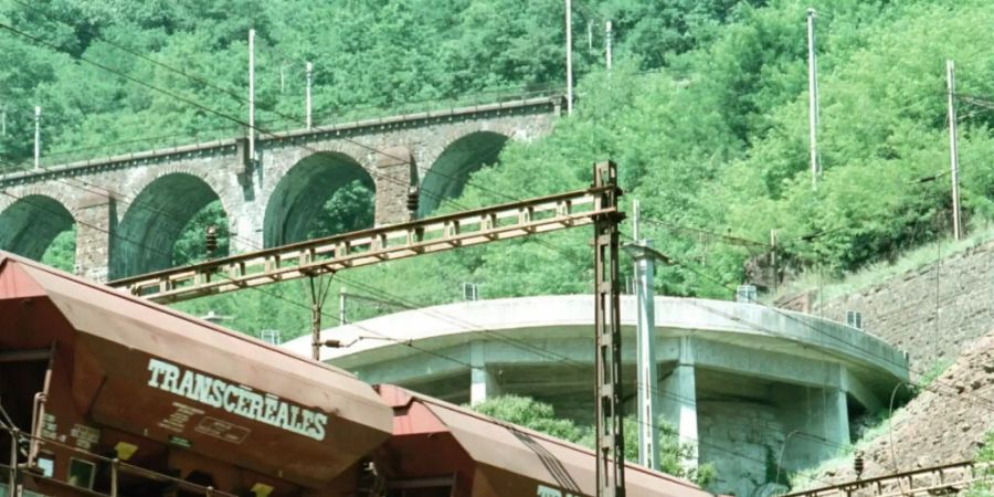 Aufgrund der Corona-Pandemie sind im letzten Jahr weniger Güter durch die Alpen transportiert worden als im Jahr zuvor. (Symbolbild)