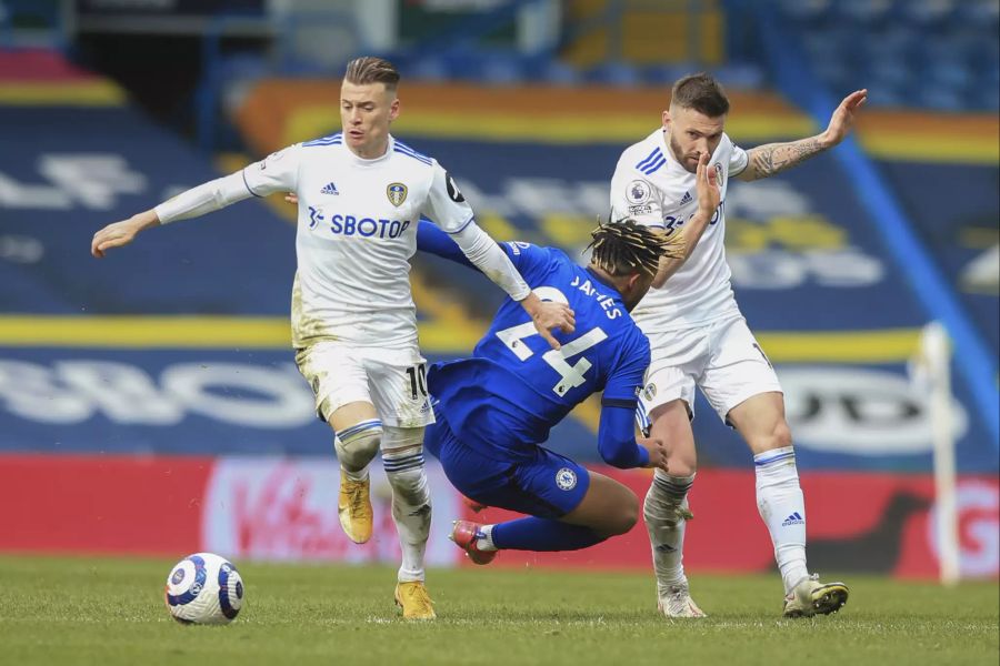 Seit 2017 läuft Ezgjan Alisoki (l.) für Leeds United in England auf.