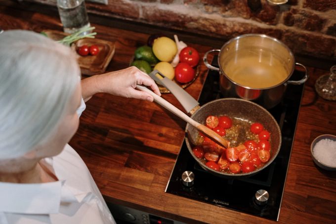 Zuhause kochen ist oft günstiger, als auswärts zu essen. (Symbolbild) oma