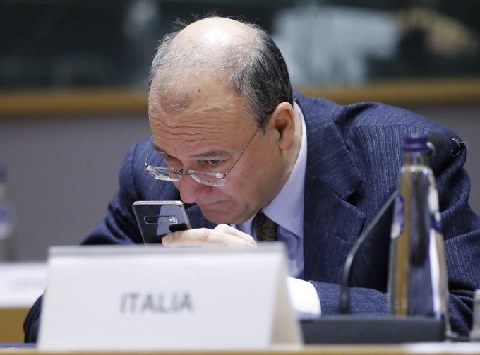Italiens Bildungsminister Giuseppe Valditara verbietet Handys an Schulen. italien