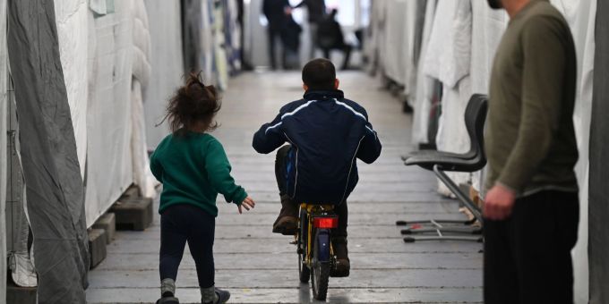 Flüchtlinge in einem der Zelte einer provisorischen Flüchtlingsunterkunft in Bensheim. Flüchtlinge in einem der Zelte einer provisorischen Flüchtlingsunterkunft in Bensheim.