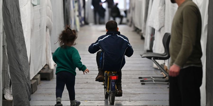 Flüchtlinge in einem der Zelte einer provisorischen Flüchtlingsunterkunft in Bensheim.