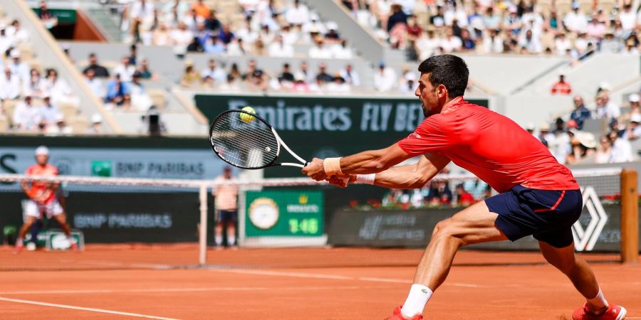 In der ersten Runde der French Open setzte sich Novak Djokovic problemlos durch.