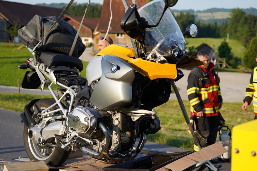 Der Töfffahrer wurde von seinem Motorrad geschleudert.