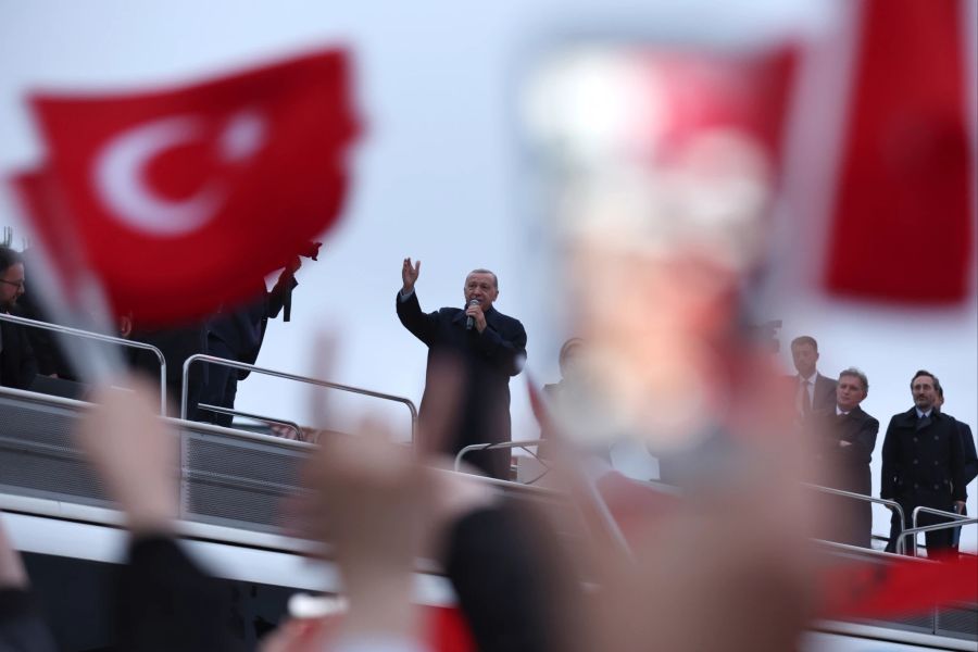 Der türkische Präsident Recep Tayyip spricht am Sonntagabend zu seinen Anhängerinnen und Anhängern in Ankara.