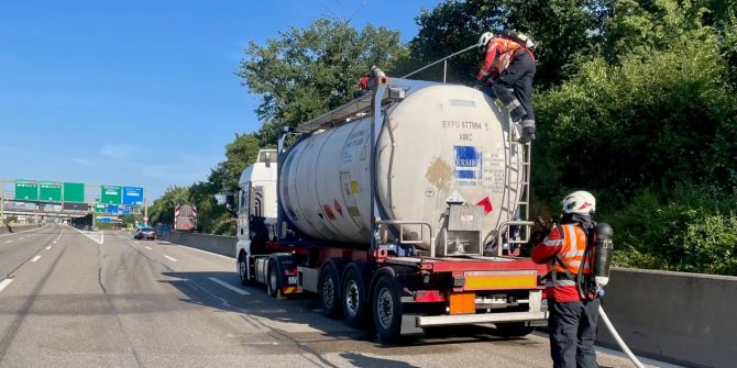 Tankcontainer verliert Essigsäure