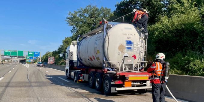 A2 bei Pratteln: Tankcontainer verliert Essigsäure Tankcontainer verliert Essigsäure