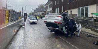 Unfall - Auto überschlägt sich – Mutter und Tochter ins Spital geflogen