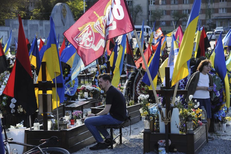 Nahestehende trauern am 23. April um Gefallene im Ukraine-Krieg in Kiew. Für eine Rückeroberung der besetzten Gebiete wären grosse Opfer vonnöten.