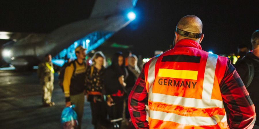 Aus dem Sudan evakuierte Personen treffen auf der jordanischen Luftwaffenbasis Al-Azraqu ein.