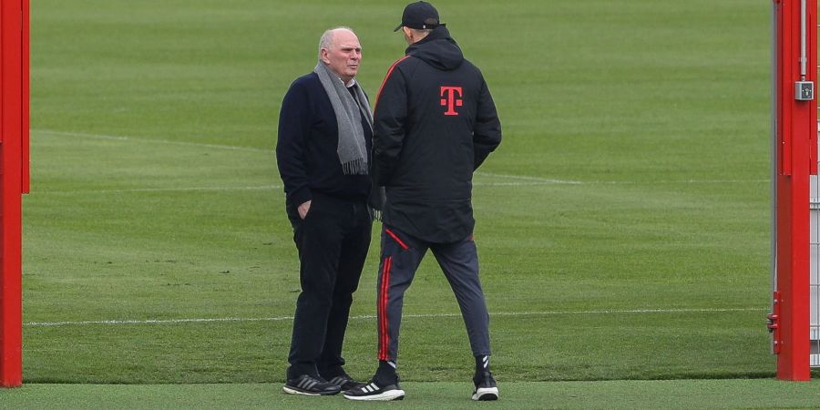 Uli Hoeness (l) sprach mit Bayern-Trainer Thomas Tuchel.