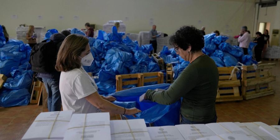 Arbeiter verpacken in einem Lager der Region Attika Stimmzettel in Säcke, die an die Wahllokale der Gemeinden geliefert werden.