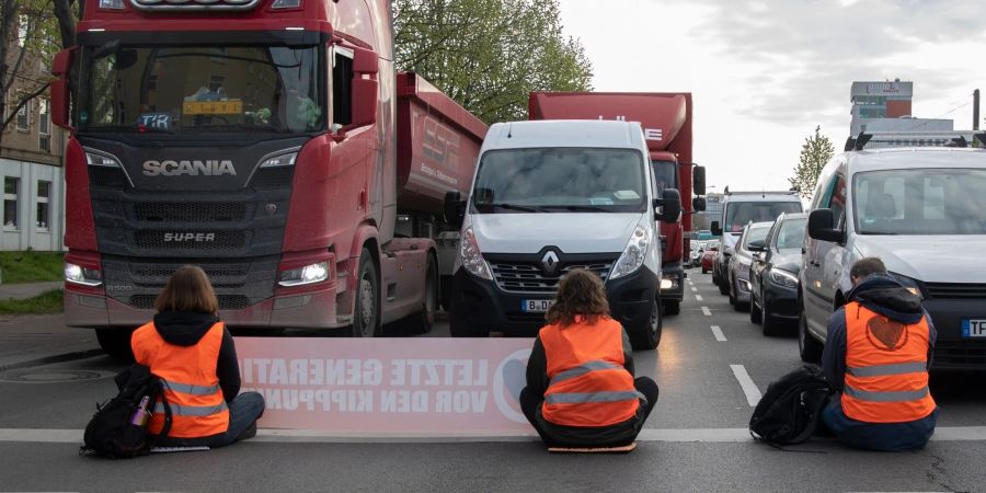 Aktivisten der Gruppierung «Letzten Generation» blockieren eine Kreuzung an der Landsberger Allee in Berlin.