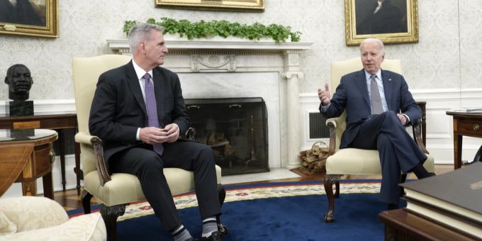 Im Schuldenstreit haben Präsident Biden und Abgeordnetenhaus-Sprecher McCarthy auch schon direkt verhandelt. usa