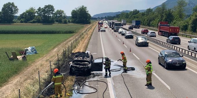 A1 bei Kestenholz: Fahrzeugbrand auf dem Pannenstreifen Fahrzeugbrand auf dem Pannenstreifen