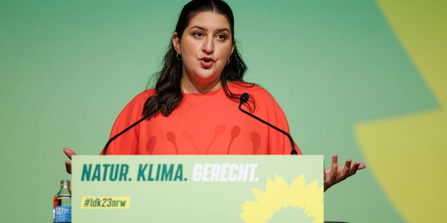 Landesvorsitzende Yazgülü Zeybek spricht beim Landesparteitag von Bündnis 90/Die Grünen Nordrhein-Westfalen.
