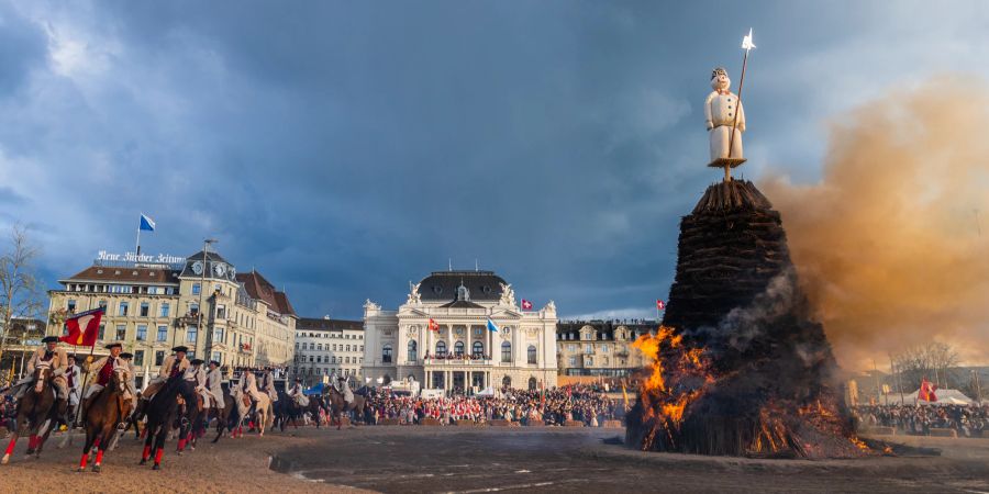 Die Reitergruppen der Zünfte umkreisen das Feuer am Sechseläuten. - Stadt Zürich