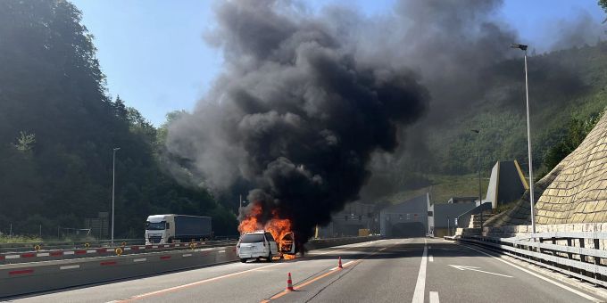 A2 in Eptingen BL - Auto geht vor dem Belchentunnel in Flammen auf
