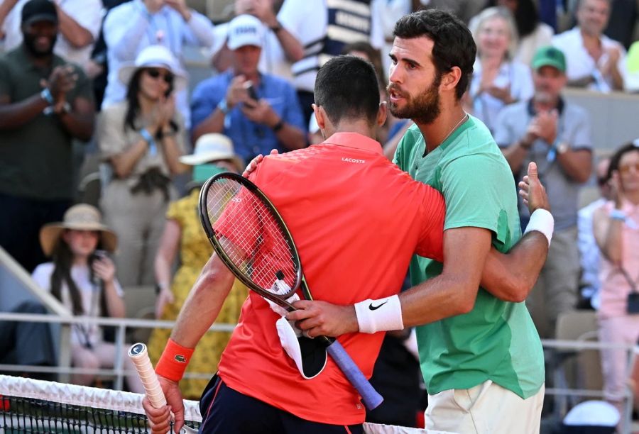 Karen Chatschanow muss Novak Djokovic nach 3:43 Stunden gratulieren.