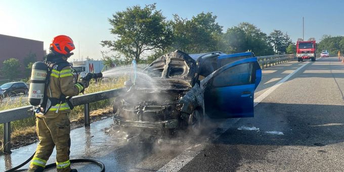 A2 bei Egerkingen SO - Auto gerät auf Pannenstreifen in Vollbrand