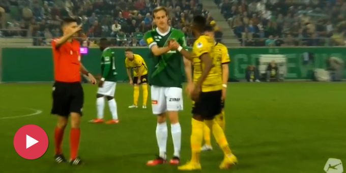 Schöne Geste - YB-«Übeltäter» Garcia begrüsst FCSG-Schubert auf Rasen