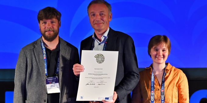 Jakob Kuratli Hüeblin, Stiftsarchivar Peter Erhart und Anina Steinmann (v. l.) nehmen in Barcelona die Nominierungsurkunde für den «European Museum of the Year Award 2023» entgegen. Nominierung in Barcelona