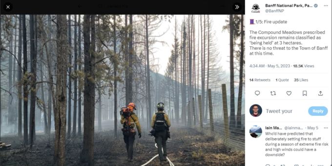 Feuerwehr-Männer in einem vom Feuer zerstörten Wald. Kanada