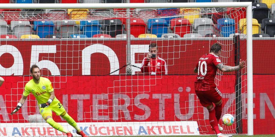 Düsselsdorfs Daniel Ginczek (r) sorgte per Elfmeter für die Vorentscheidung gegen Kiel.