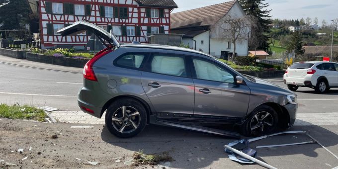 Der Autofahrer wurde beim Unfall nicht verletzt. Der Autofahrer wurde beim Unfall nicht verletzt.