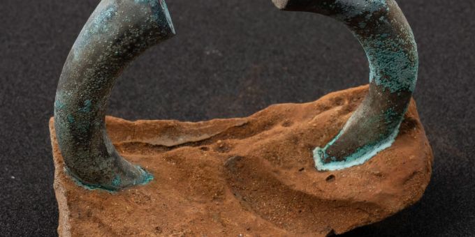 Eine Manille, die an einen Teil eines Topfes eines flämischen Händlers betoniert ist, der von der Sociedad de Ciencias Aranzadi vor Getaria, Baskenland, Nordspanien, ausgegraben wurde. Eine Manille, die an einen Teil eines Topfes eines flämischen Händlers betoniert ist, der von der Sociedad de Ciencias Aranzadi vor Getaria, Baskenland, Nordspanien, ausgegraben wurde.