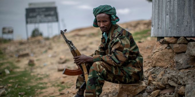 Der Krieg in Äthiopien zwischen der Volksbefreiungsfront von Tigray (TPLF) und der Regierung tobt seit Ende 2020: Ein Kämpfer der TPLF sitzt an seinem Wachposten am Rande der Stadt Hawzen. Krieg in Äthiopien