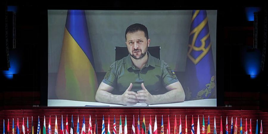 Der ukrainische Präsident Wolodymyr Selenskyj ist beim Gipfel des Europarates auf einer grossen Leinwand zu sehen. Foto: Kay Nietfeld/dpa