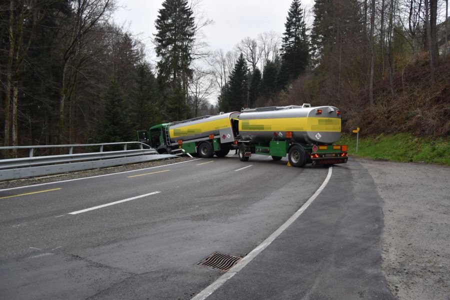 Durch den Unfall entstand ein hoher Sachschaden.