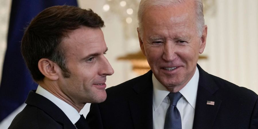 US-Präsident Joe Biden (r) und Frankreichs Präsident Emmanuel Macron haben über den Besuch in Peking gesprochen.