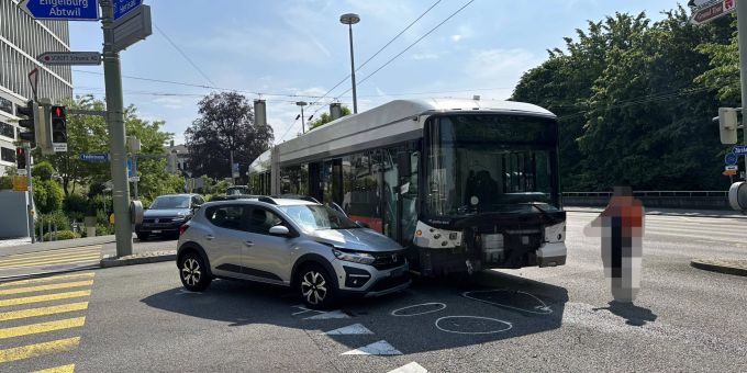 Unbestimmt verletzt - Auto kollidiert in St. Gallen mit Gelenkbus