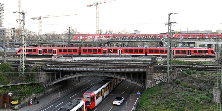 Immer wieder kommt es zu Unfällen, in die Züge verwickelt sind.