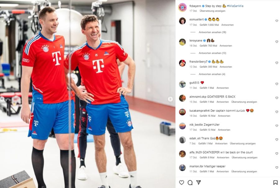 Hier lacht der Goalie mit Teamkollege Thomas Müller (r.).