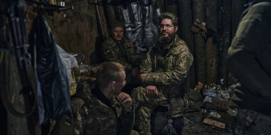 Ukrainische Soldaten ruhen sich in einem Unterstand an der Frontlinie in Bachmut aus. Foto: LIBKOS/AP/dpa