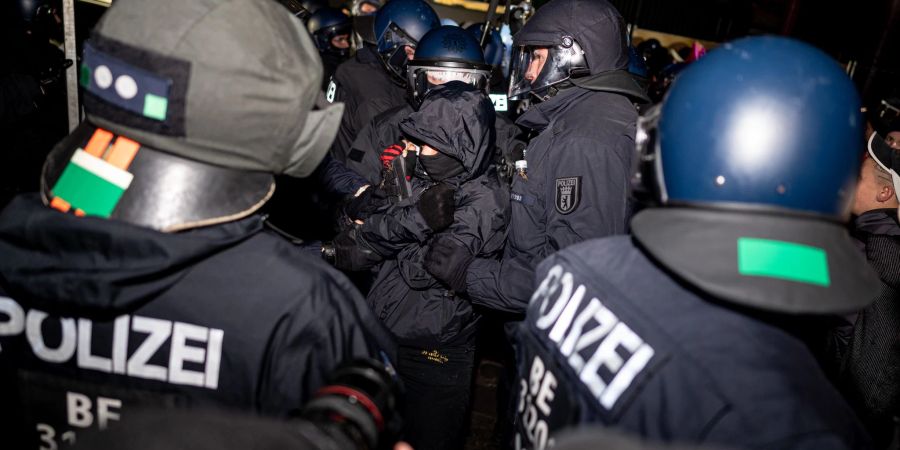 Die Berliner Polizei nimmt bei einer Demonstration in Berlin-Kreuzberg eine Teilnehmerin in Gewahrsam.