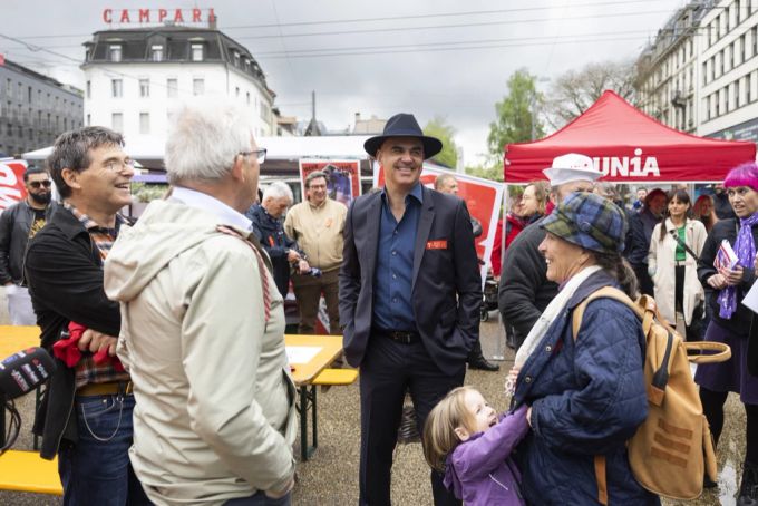 Bundespräsident Alain Berset, Mitte, begrüsst Ständerat Hans Stöckli (SP/BE), vorne, und weitere Besucher bei einer Veranstaltung zum Tag der Arbeit am 1. Mai auf dem Zentralplatz in Biel. Alain Berset 1. Mai