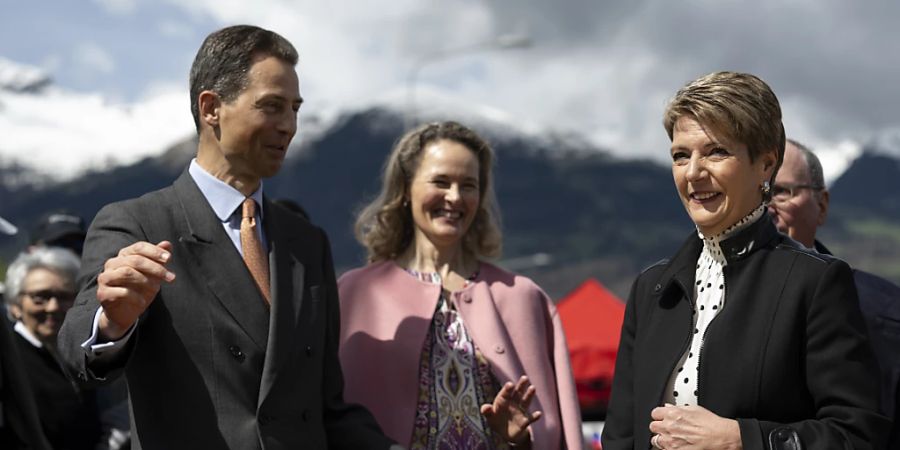 Der Liechtensteiner Erbprinz Alois und Erbprinzessin Sophie mit Bundesrätin Karin Keller-Sutter (rechts), am Brückenfest anlässlich des 100-jährigen Jubiläums des Zollvertrages zwischen Liechtenstein und der Schweiz.