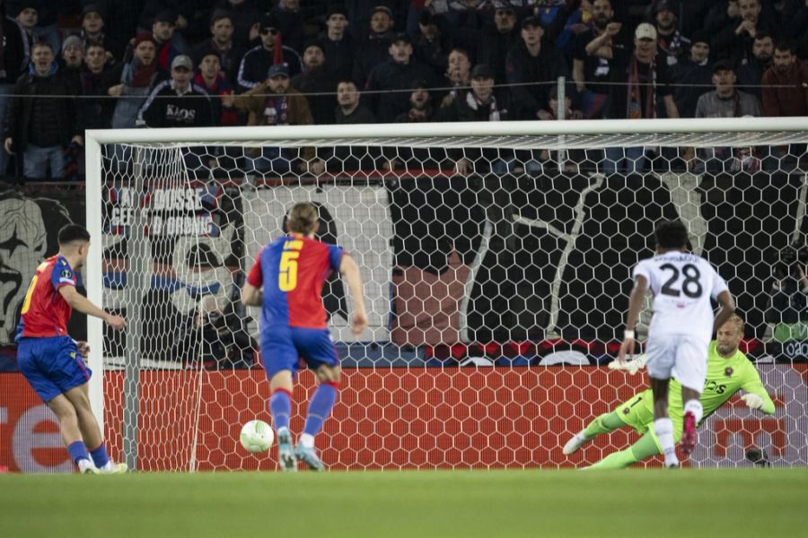 Der 22-Jährige trifft erst per Penalty, dann per Kopf. Der FCB geht mit einem 2:2 ins Rückspiel.