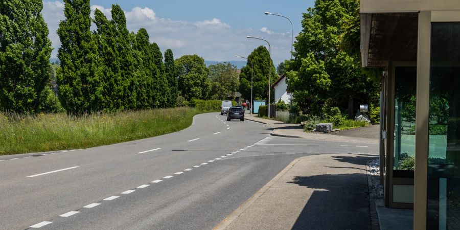 Die Hauptstrasse der Gemeinde Worben BE.