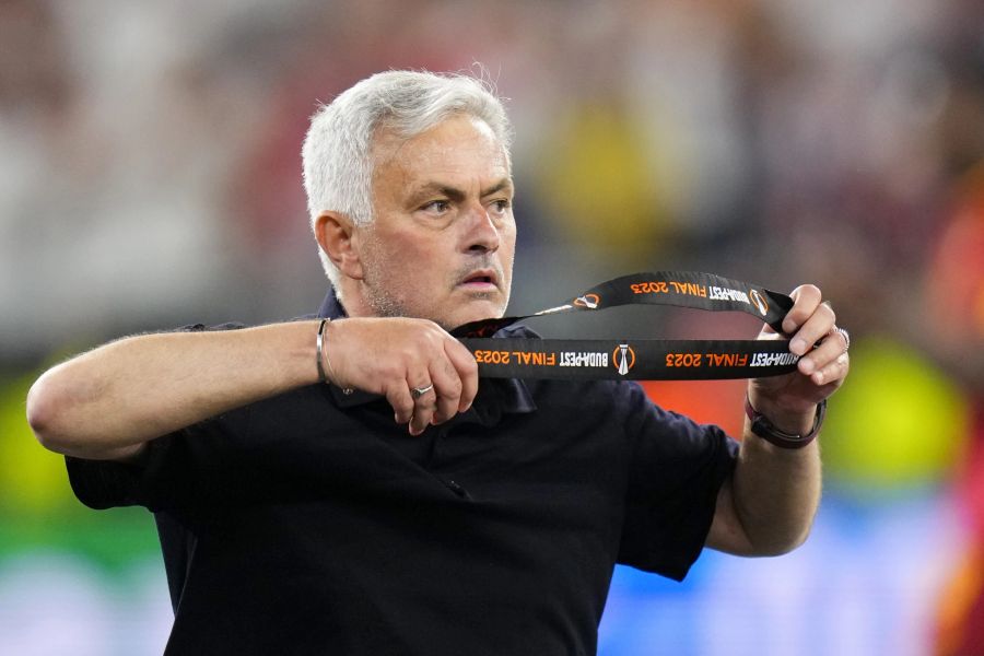 José Mourinho zieht sich die Silbermedaille nach dem Europa-League-Final sogleich wieder aus und verschenkt sie.