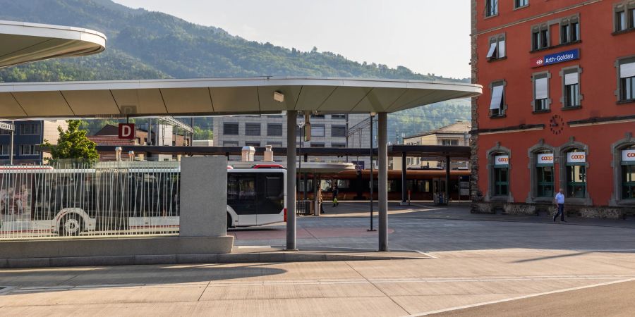 Der Busbahnhof (ZVB) in Arth-Goldau.