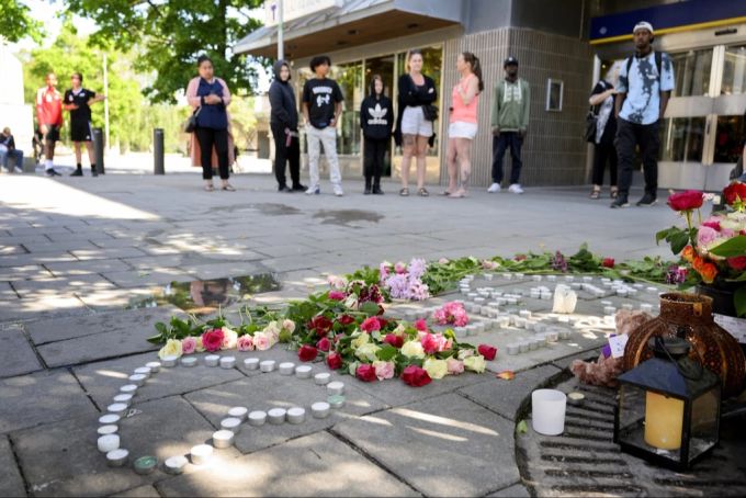 Blumen und Kerzen auf dem Boden am Tag nach einer Schiesserei in Farsta, südlich von Stockholm. Blumen und Kerzen Farsta