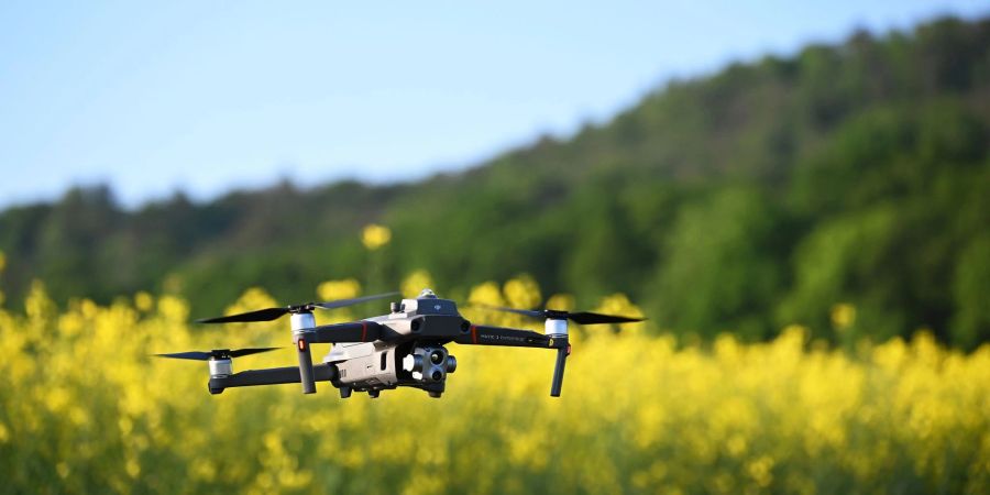 Eine Drohne startet zum Flug über ein Feld im Landkreis Hassberg in Bayern.