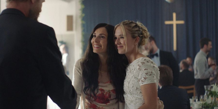 Aliette Opheim (Eva, l) und Anna (Alba August) in einer Szene der Serie «The Congregation».